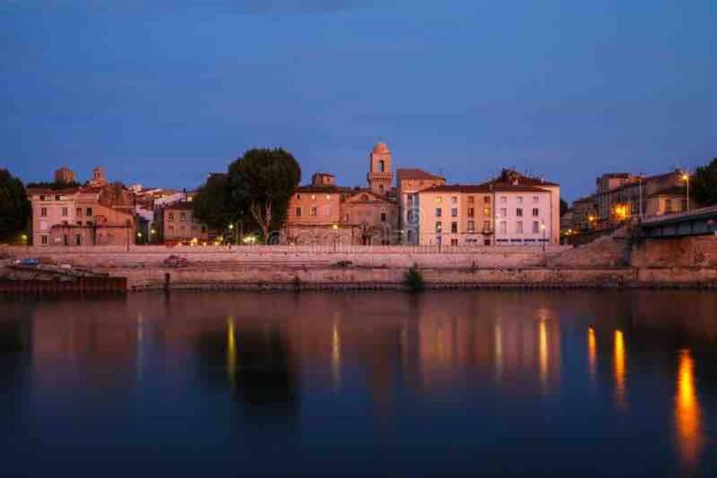 Appartement A Pied Du Centre Avec Place De Parking Arlés Exterior foto